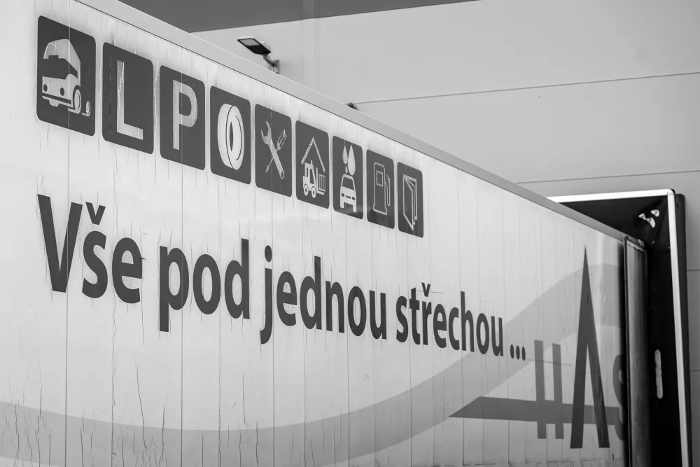 Návěs s nápisem Vše pod jednou střechou